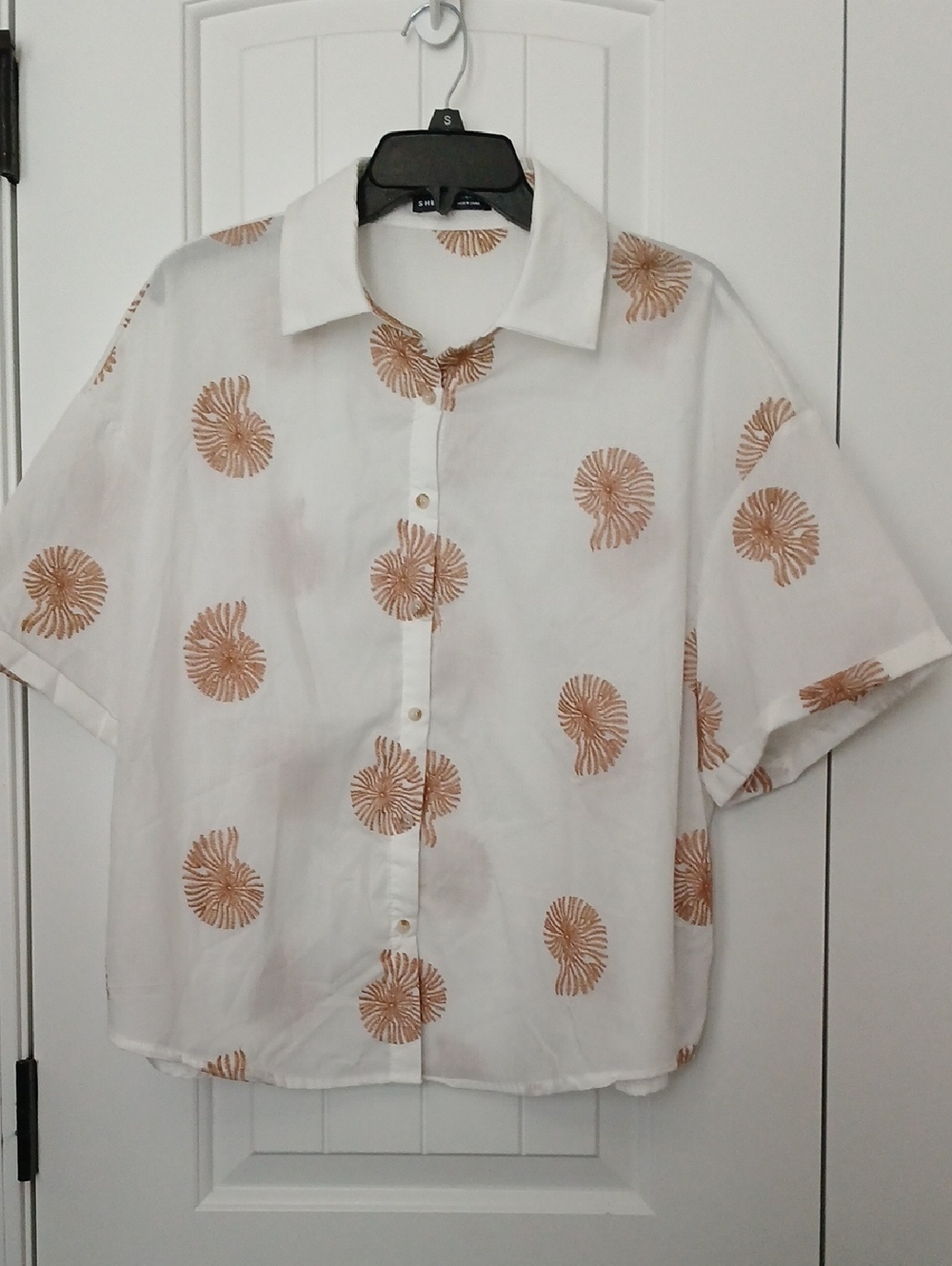 SHEIN White Short-Sleeve Button-Up Shirt with Tan Circular Print